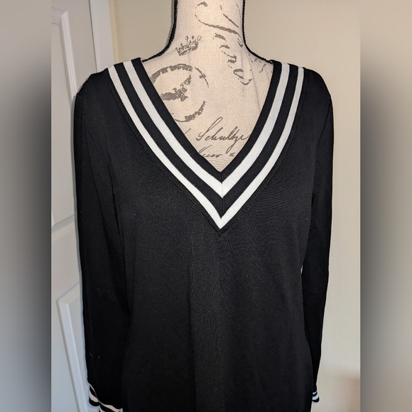 NWT NEW YORK & COMPANY Black & White Oversized V-neck Sweater Dress Size Small - Picture 2 of 4
